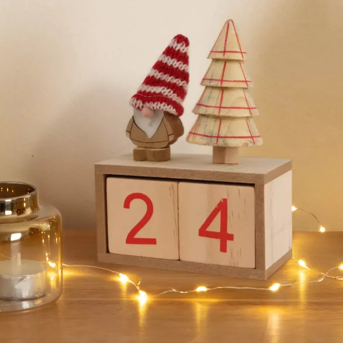 Calendario dell'Avvento in cubi di legno (H18 cm) Babbo Natale con cappello Rosso