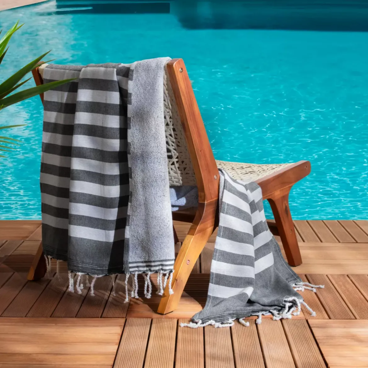 Fouta in cotone riciclato con fodera in spugna (100 x 200 cm) Coralia Nera