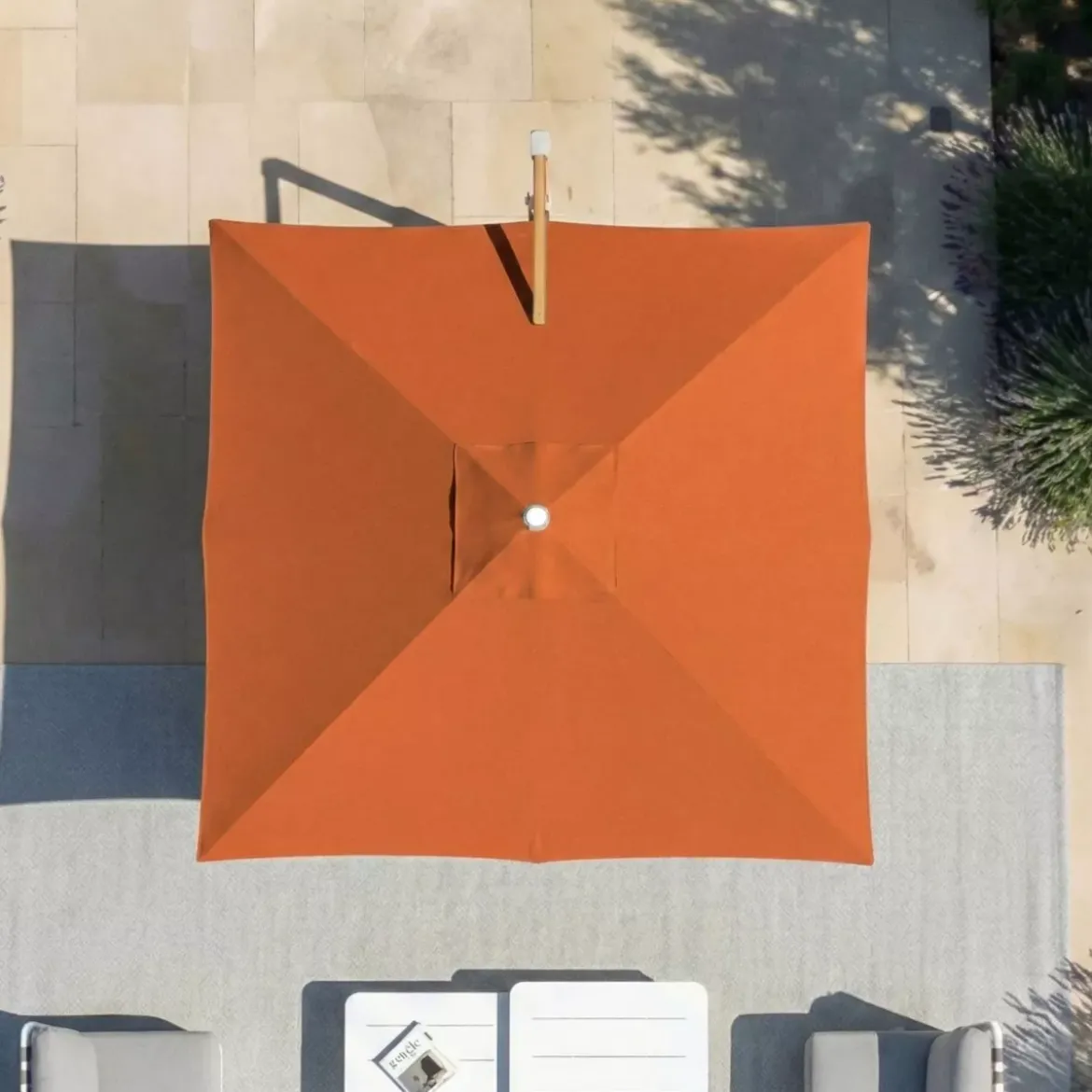 Ombrellone decentrato quadrato in alluminio con base (3 x 3 m) Elyra effetto legno e Terracotta