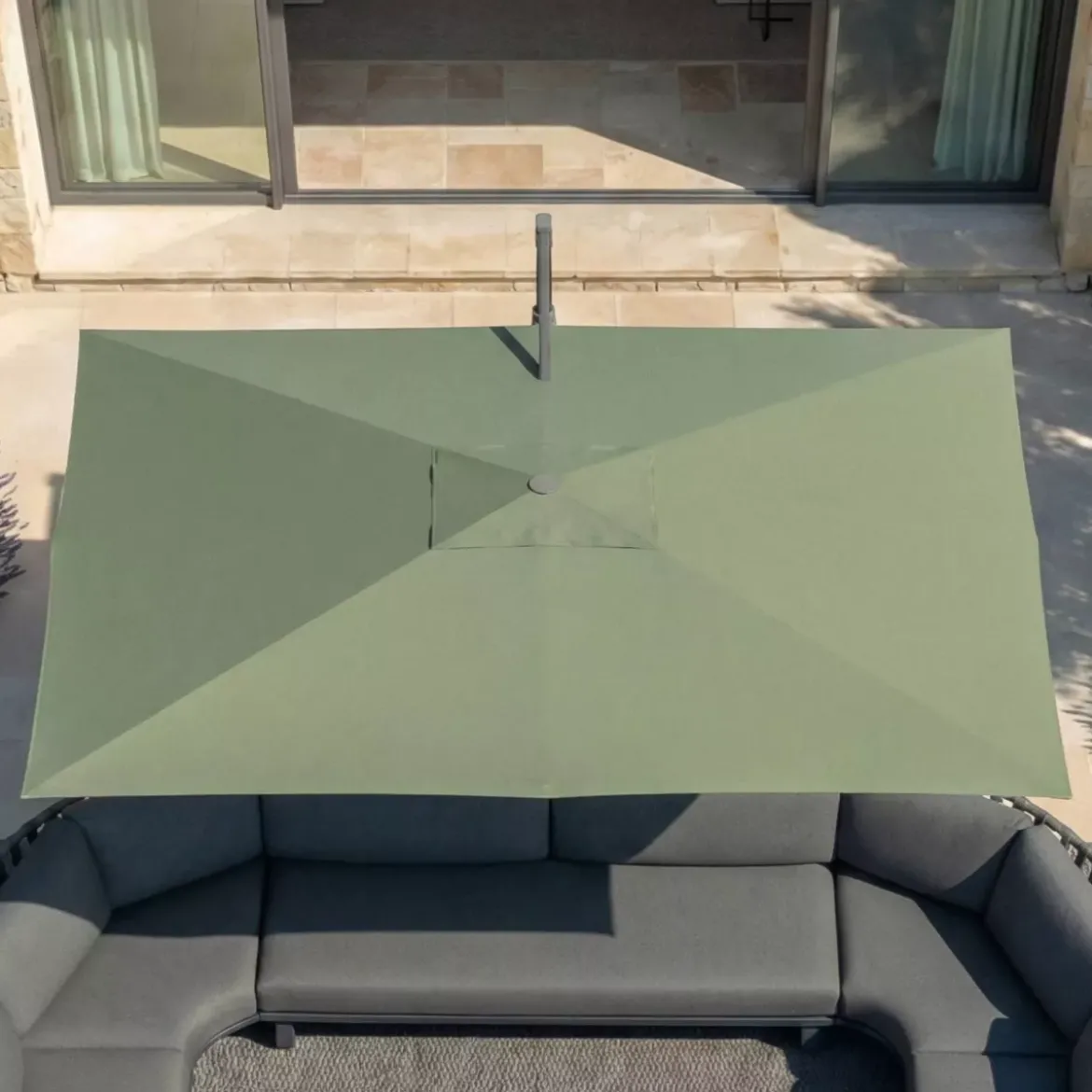 Ombrellone decentrato rettangolare in alluminio con base (3 x 4 m) Elyra Antracite e Verde oliva
