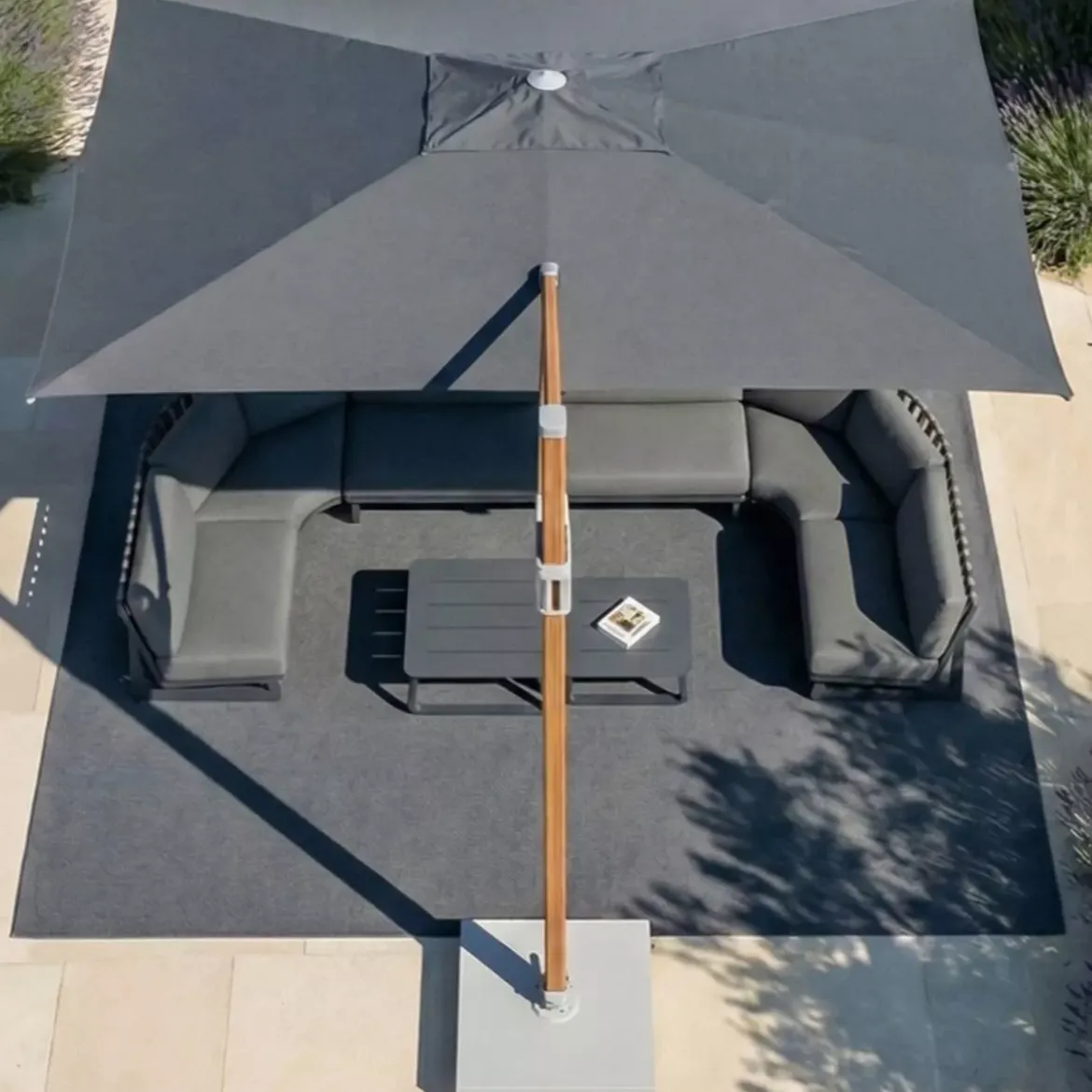 Ombrellone decentrato rettangolare in alluminio con base (3 x 4 m) Elyra effetto legno e Antracite