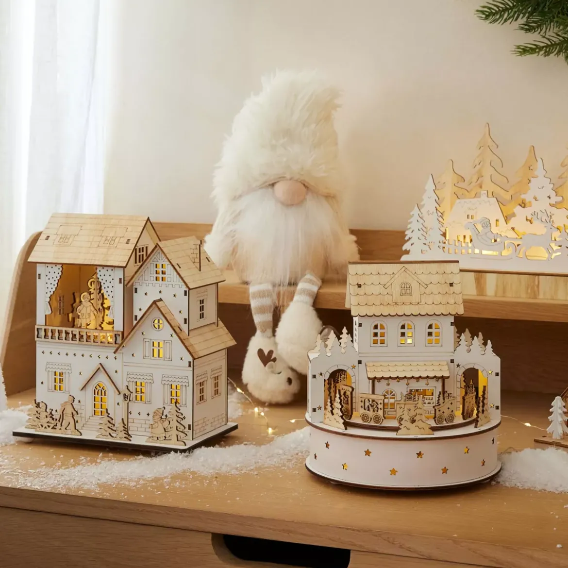 Paese di Natale in legno luminoso e musicale a pile (H19 cm) Casa di famiglia