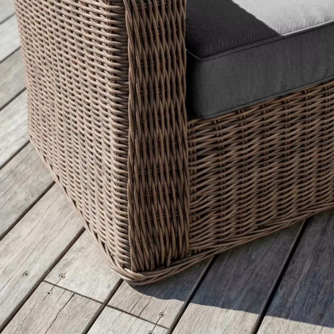 Salotto da giardino in resina intrecciata 7 posti 5 pezzi Calvi Seppia e grigio scuro