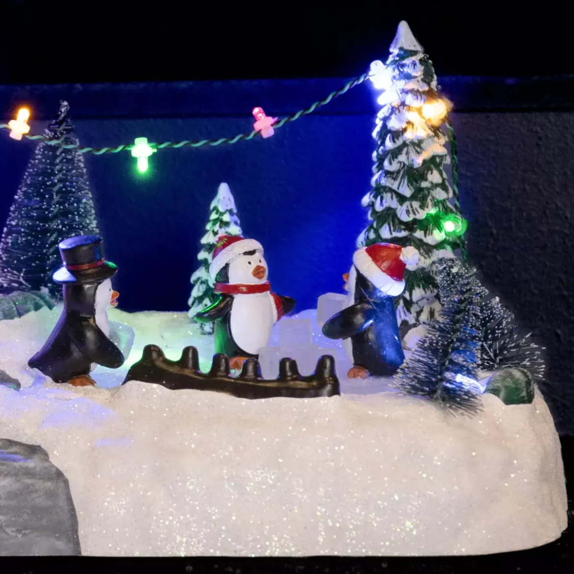 Scena della vita illuminata Aera giochi dei pinguini a pile