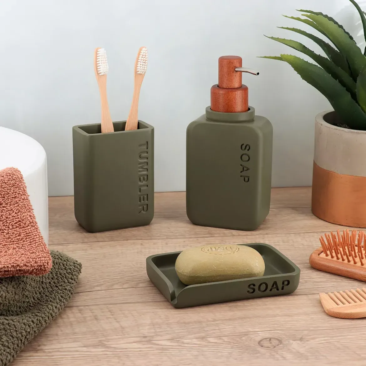 Set bicchiere distributore e porta sapone in poliresina incisa Sia Verde oliva