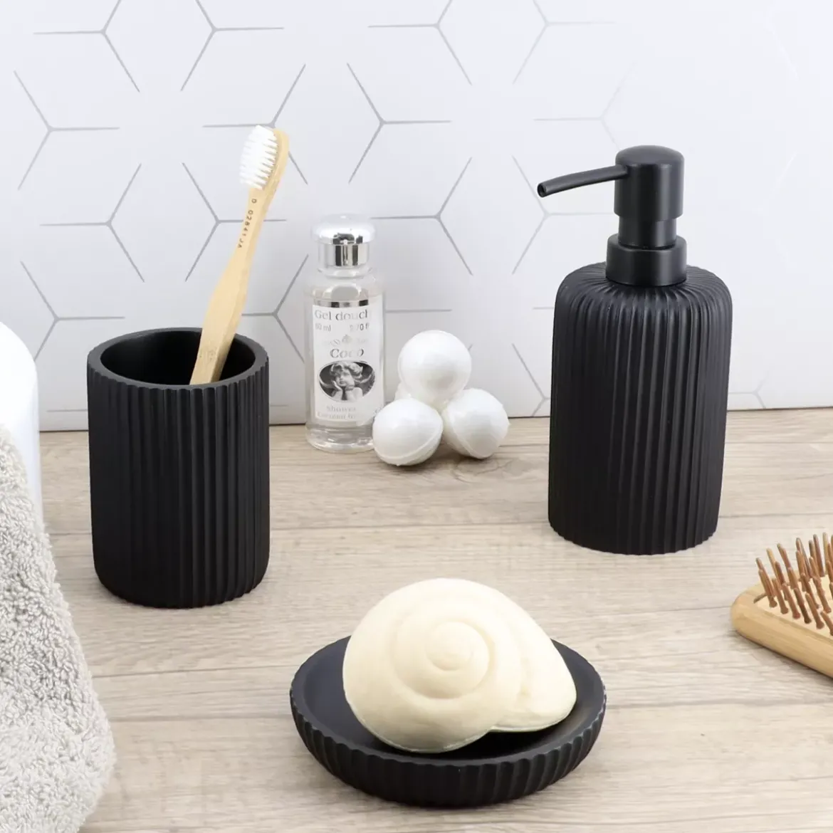 Set di accessori bagno in resina Strié Nero