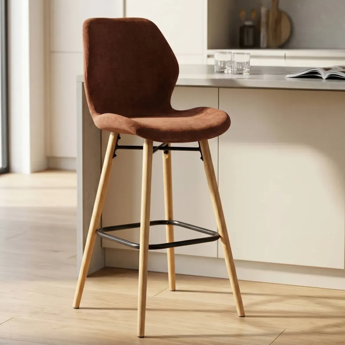 Set di 2 sedie per isola centrale con schienale in tessuto (Altezza seduta 65cm) Malika Mogano