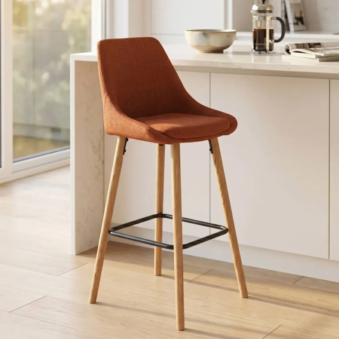 Set di 2 sedie per isola centrale con schienale in tessuto (Altezza seduta 67cm) Juno Cognac gambe in rovere