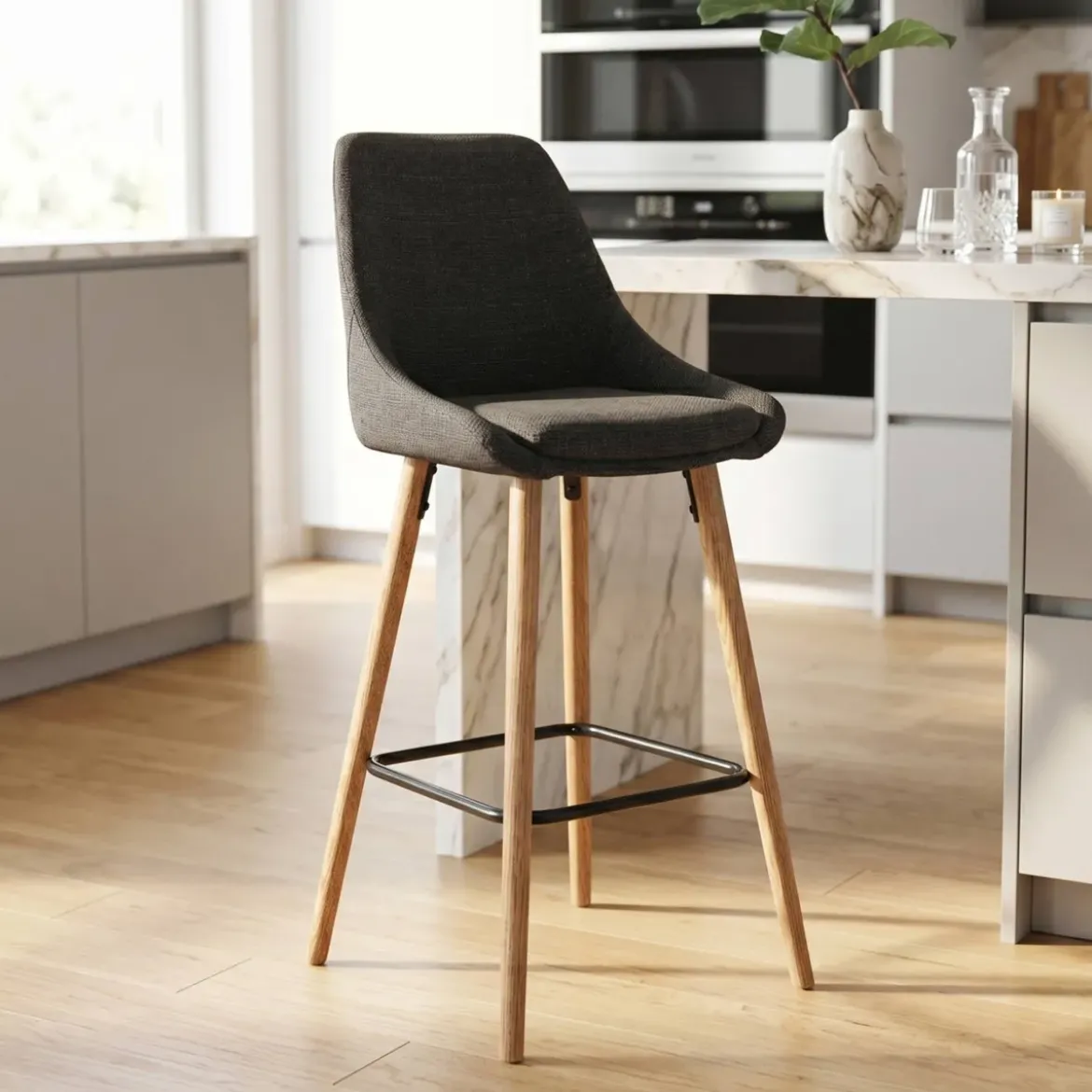 Set di 2 sedie per isola centrale con schienale in tessuto (Altezza seduta 67cm) Juno Grigio antracite gambe in quercia