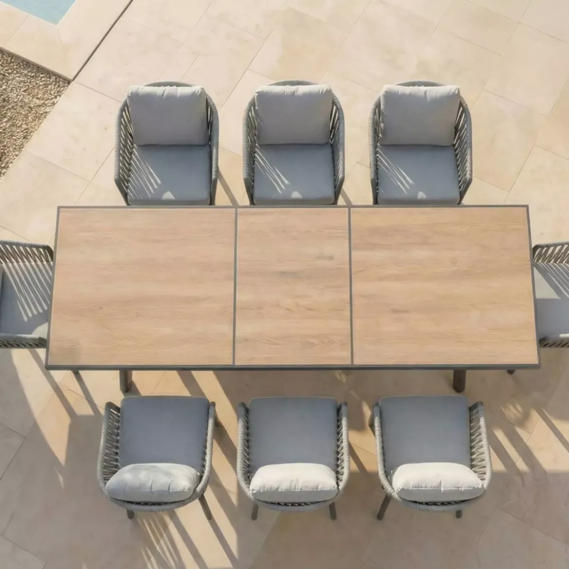 Tavolo da giardino estensibile automatico in alluminio 12 posti (240/300 x 96 cm) Amalfi Grigio antracite e legno