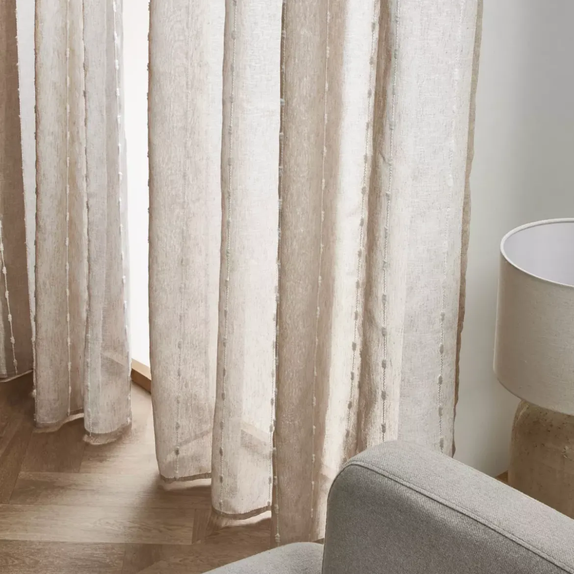 Tenda trasparente con occhielli con pon pon (180 x 240 cm) Axel Beige