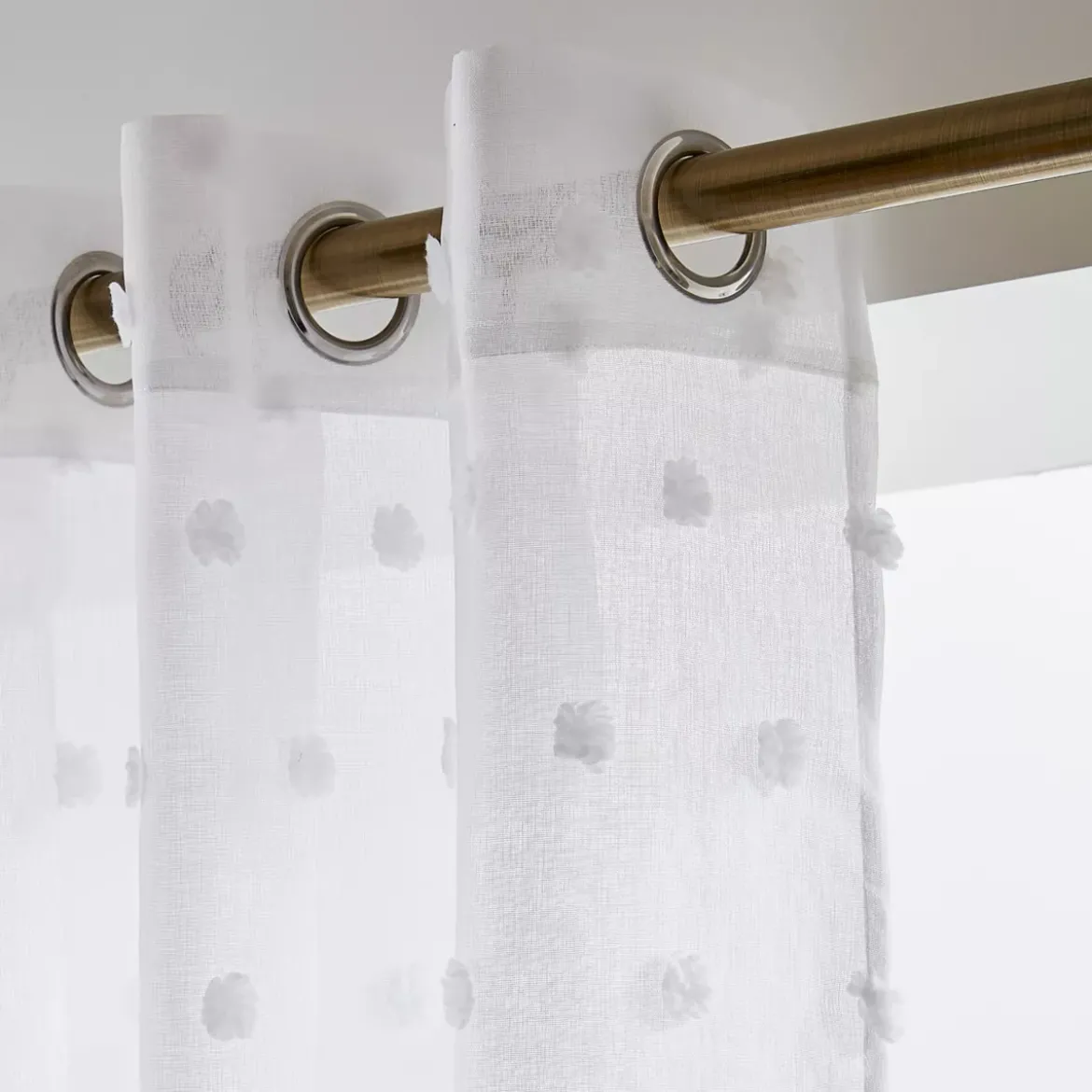 Tenda trasparente con occhielli e pon pon (140 x 240 cm) Emie Bianco