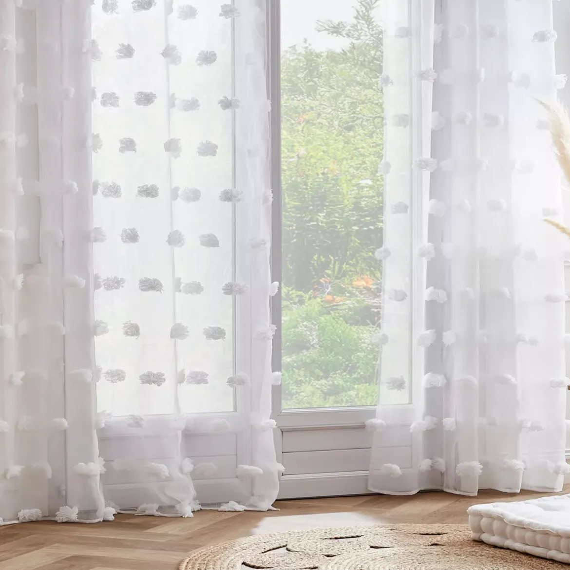 Tenda trasparente con occhielli e pon pon (140 x 240 cm) Suzie Bianco