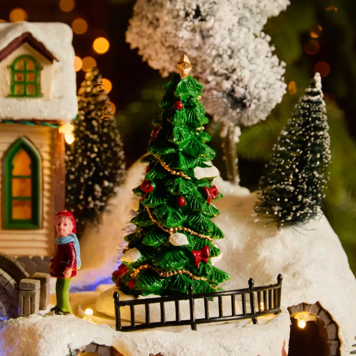 Villaggio di Natale luminoso, animato e musicale (H33 cm) Chiesa e cantanti