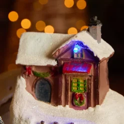Villaggio di Natale luminoso e musicale, stazione sciistica animata